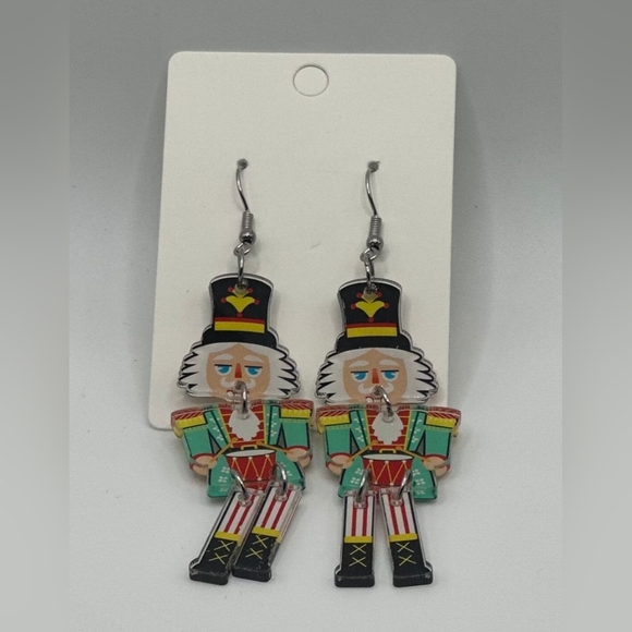 HOLIDAY NUTCRACKER CHANDELIER NWT HOOK EARRINGS W/ MOVING LEGS. MERRY CHRISTMAS - Picture 3 of 3